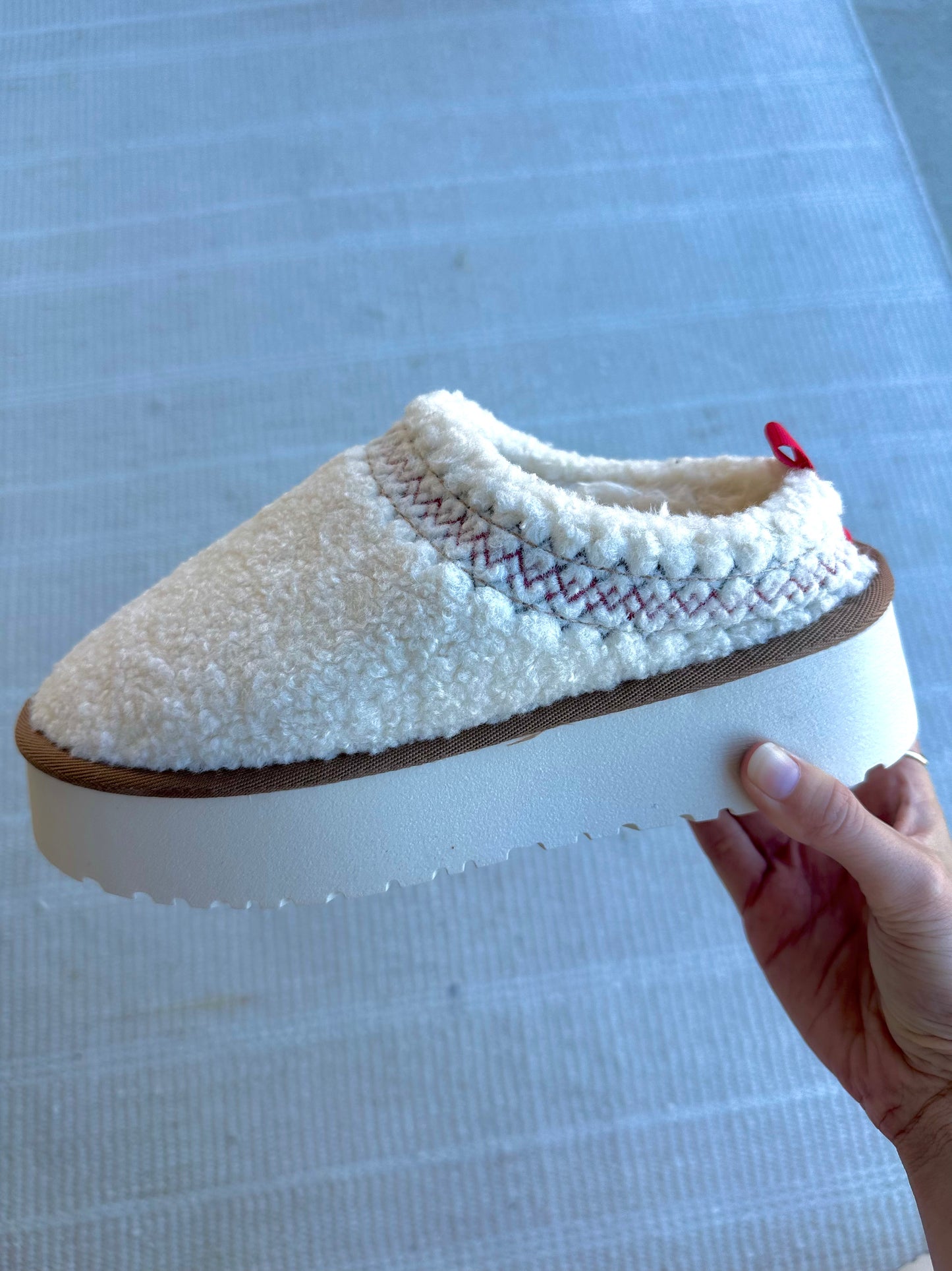 cozy sherpa platform slippers - white
